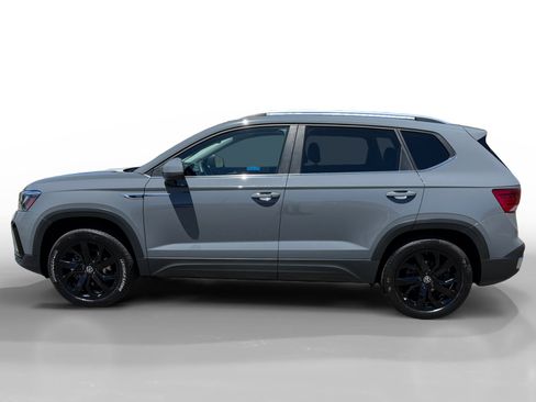 Used 2023 Volkswagen Taos SE w/ Panoramic Sunroof Package AWD/4WD image 2