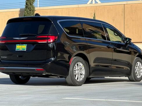 New 2026 Chrysler Pacifica Select image 4