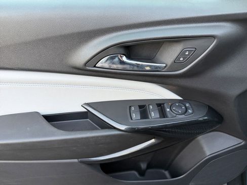 Used 2025 Chevrolet Trax LT w/ LT Convenience Package image 20