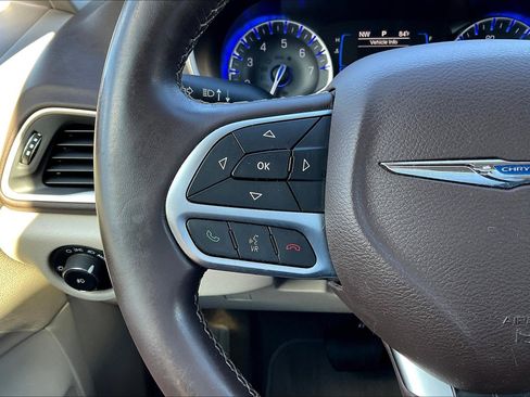 Used 2017 Chrysler Pacifica Touring-L image 11