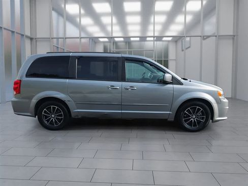 Used 2017 Dodge Grand Caravan GT FWD image 2