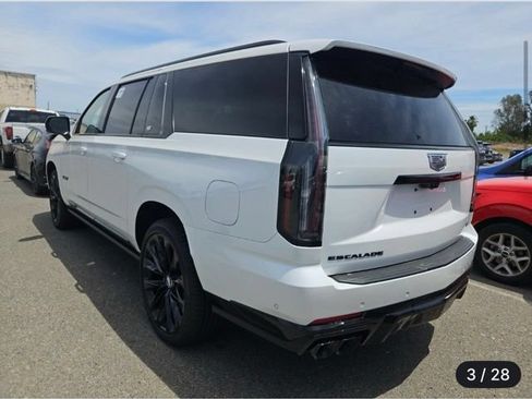 Used 2025 Cadillac Escalade ESV V w/ LPO, ONYX Package AWD/4WD image 4