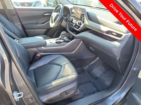 Used 2024 Toyota Highlander XLE FWD image 17