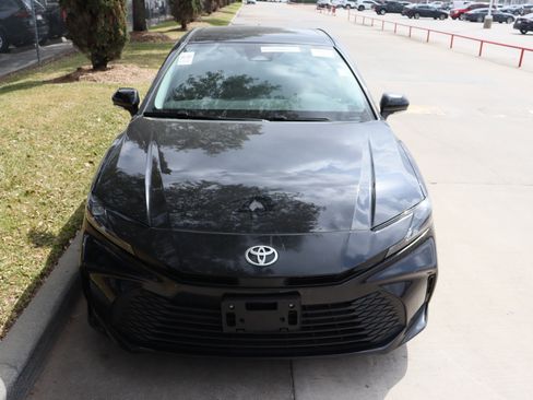 Used 2025 Toyota Camry LE image 4