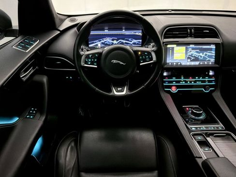 Used 2019 Jaguar F-PACE R-Sport image 34
