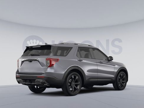 Used 2023 Ford Explorer XLT AWD/4WD image 4