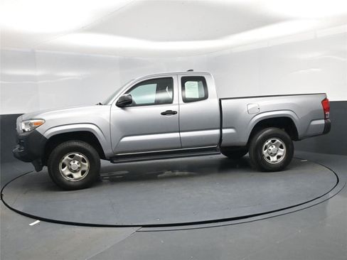 Used 2016 Toyota Tacoma SR image 3