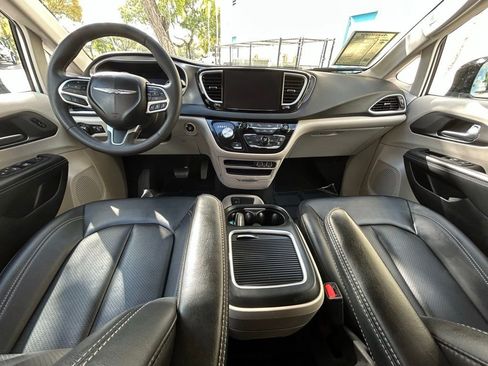 Used 2024 Chrysler Pacifica Touring-L image 10