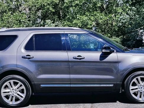 Used 2016 Ford Explorer XLT w/ Equipment Group 202A AWD/4WD image 2