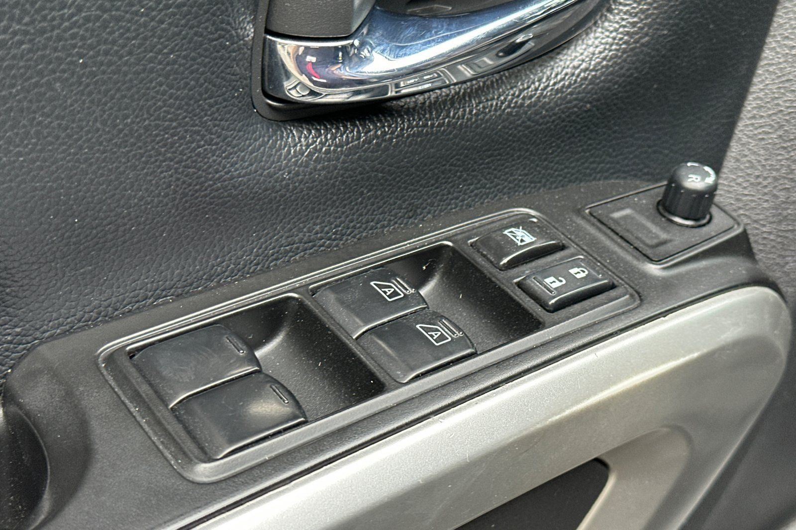 Used 2023 Nissan Titan SV w/ SV Convenience Package AWD/4WD image 12