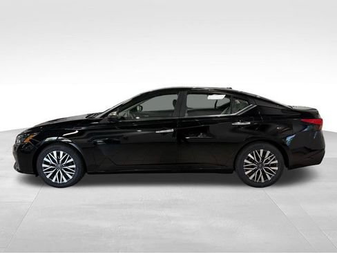 Used 2025 Nissan Altima 2.5 SV FWD image 8