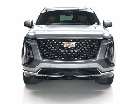 Used 2025 Cadillac Escalade Premium Luxury RWD image 2
