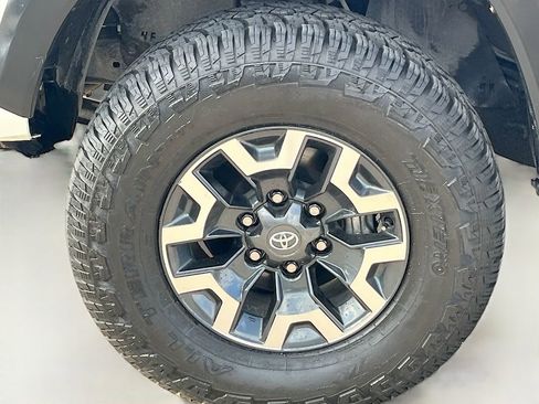 Used 2022 Toyota Tacoma TRD Off-Road w/ Technology Package AWD/4WD image 26