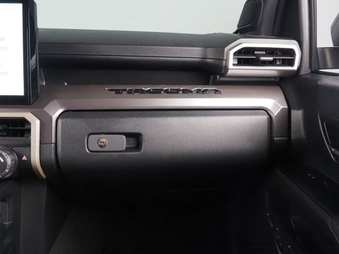 Used 2025 Toyota Tacoma TRD Off-Road image 31