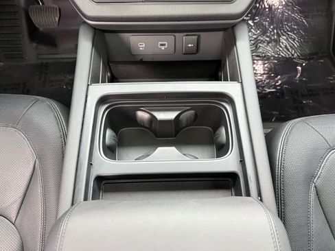 Used 2024 Land Rover Defender 130 X-Dynamic SE image 17