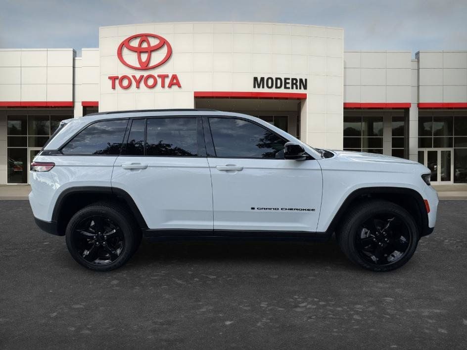 Used 2024 Jeep Grand Cherokee Altitude AWD/4WD image 4