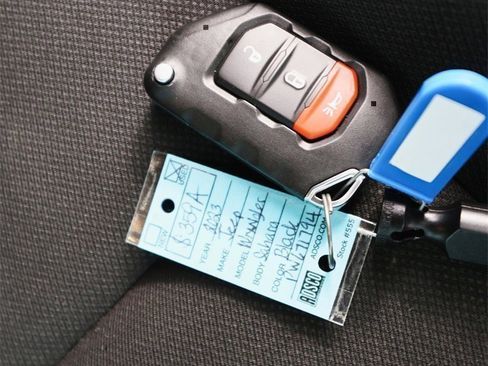 Used 2023 Jeep Wrangler Sahara image 28