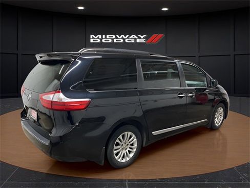 Used 2017 Toyota Sienna XLE image 4