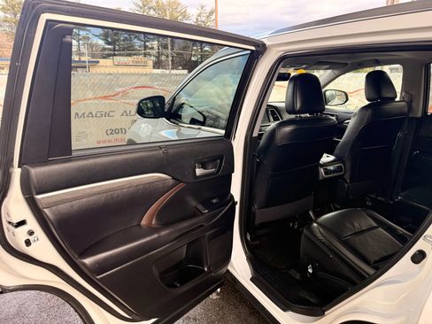 Used 2019 Toyota Highlander Limited image 17
