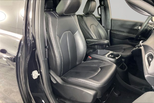 Used 2026 Chrysler Pacifica Select FWD image 25