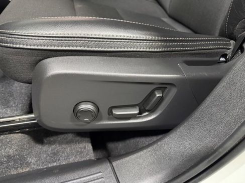 Used 2020 Volvo XC40 T5 Momentum w/ Premium Package image 23