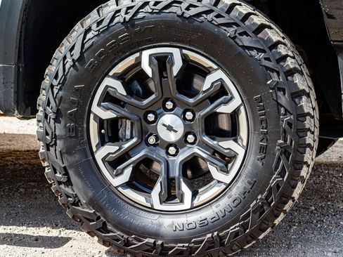 Used 2022 Chevrolet Silverado 1500 ZR2 w/ Technology Package image 10