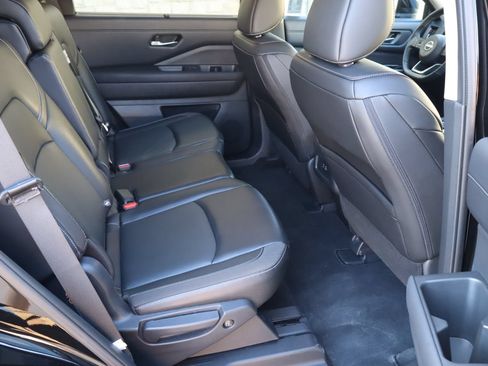 Used 2024 Nissan Pathfinder SL w/ Lighting Package (N92) FWD image 18