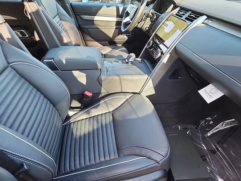 New 2024 Land Rover Discovery Dynamic SE image 3