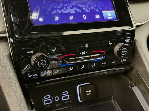 Used 2024 Jeep Grand Cherokee L Altitude image 23