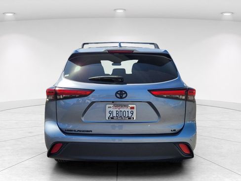 Used 2021 Toyota Highlander LE FWD image 5