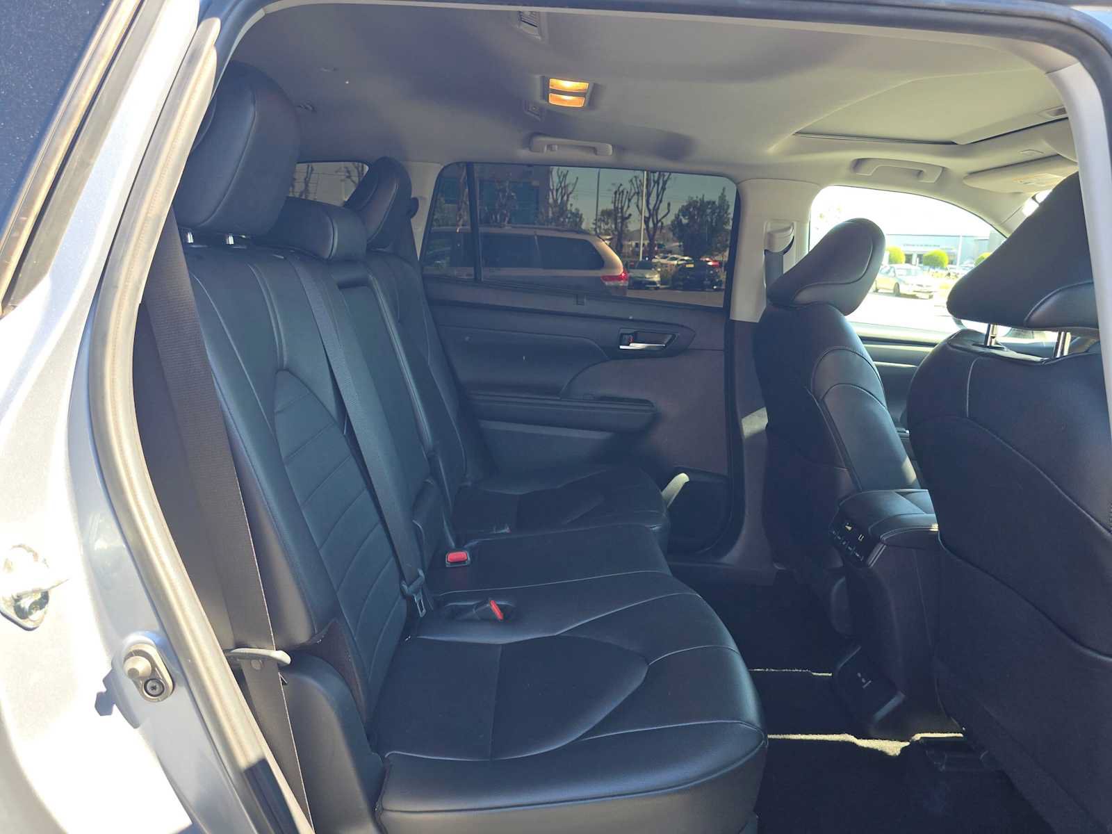 Used 2024 Toyota Highlander XLE FWD image 12