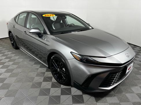 Used 2025 Toyota Camry SE image 3