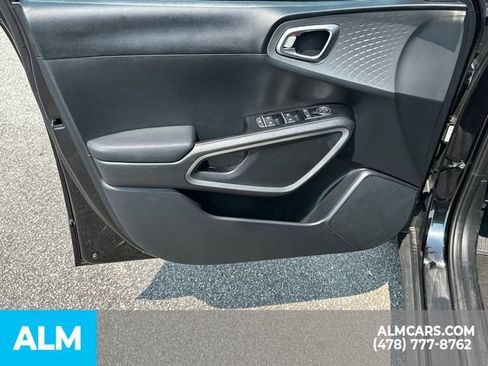 Used 2025 Kia Soul LX w/ LX Technology Package FWD image 11