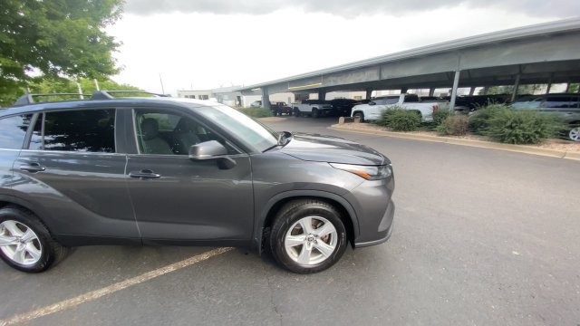 Used 2023 Toyota Highlander LE AWD/4WD image 2