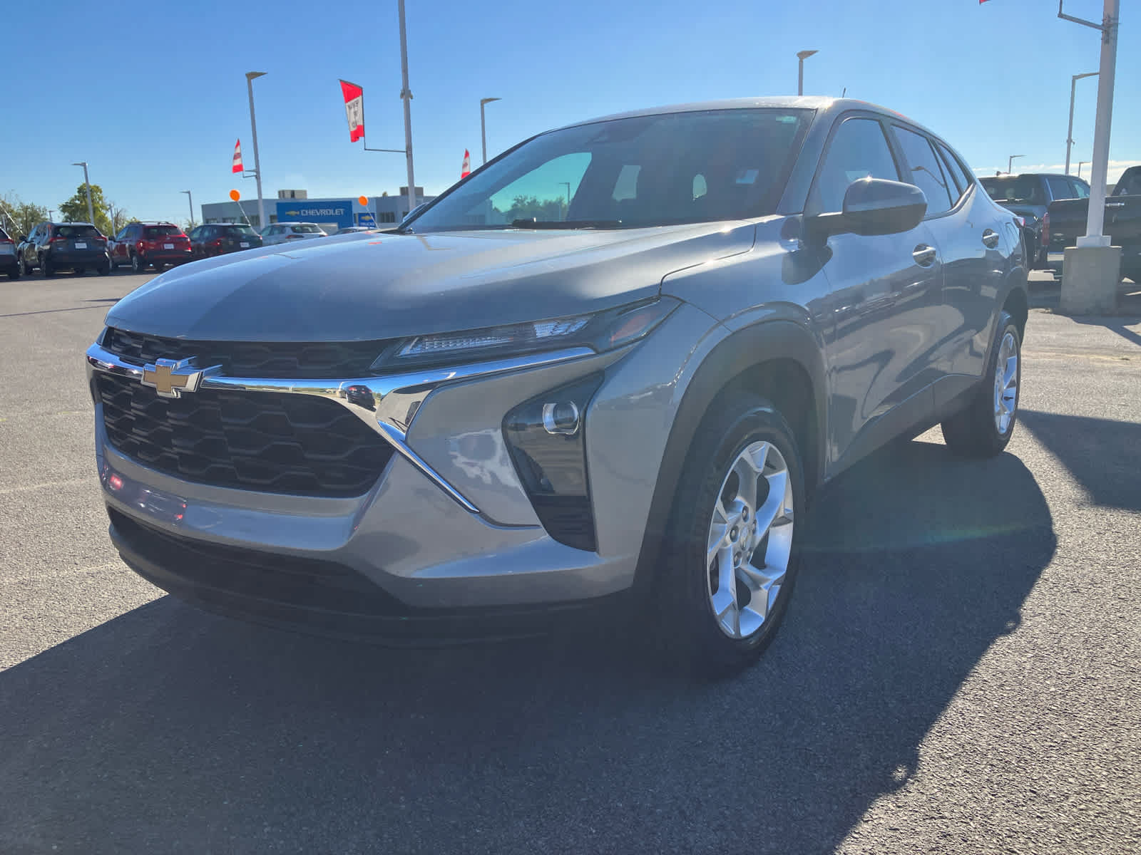 Used 2025 Chevrolet Trax LS w/ LS Convenience Package FWD image 3