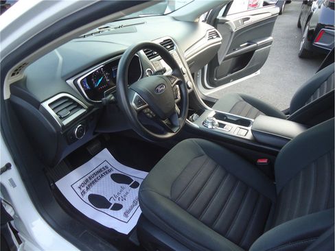 Used 2018 Ford Fusion SE FWD image 18