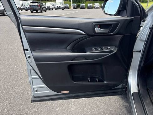Used 2019 Toyota Highlander SE AWD/4WD image 20