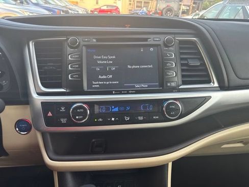 Used 2018 Toyota Highlander XLE AWD/4WD image 12