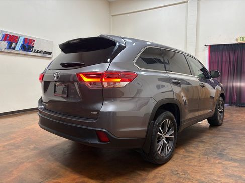 Used 2018 Toyota Highlander LE AWD/4WD image 10