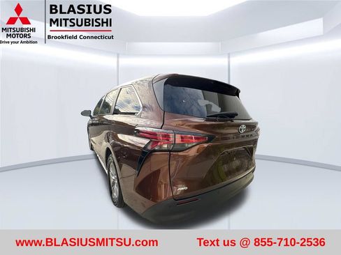Used 2022 Toyota Sienna XLE AWD/4WD image 11