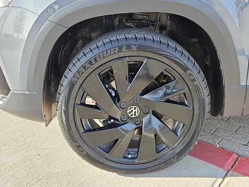 Certified 2024 Volkswagen Taos SE image 5