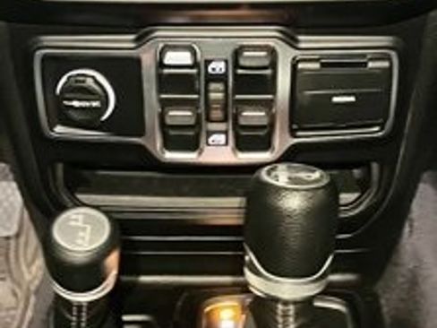 Used 2020 Jeep Wrangler Unlimited Sahara image 25