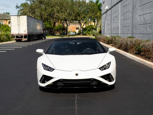 Used 2021 Lamborghini Huracan EVO image 2