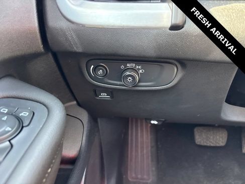 Used 2024 GMC Terrain SLE w/ Driver Convenience Package FWD image 14