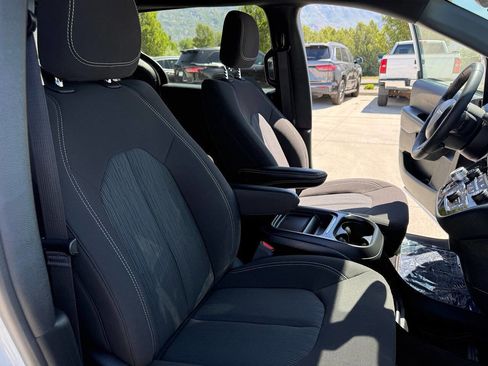 Used 2024 Chrysler Pacifica Touring FWD image 24