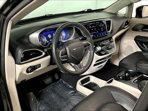 Used 2022 Chrysler Pacifica Touring-L image 13