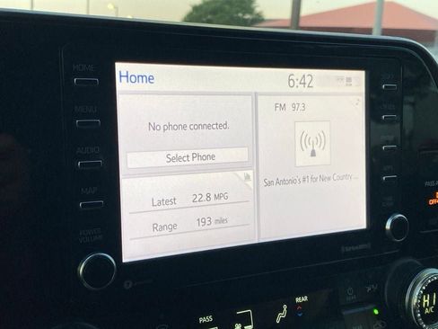 Used 2020 Toyota Highlander L image 21