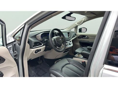 Used 2024 Chrysler Pacifica Touring-L FWD image 9