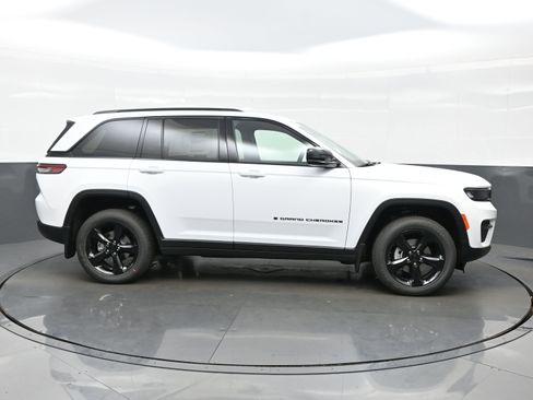 New 2025 Jeep Grand Cherokee Altitude image 7