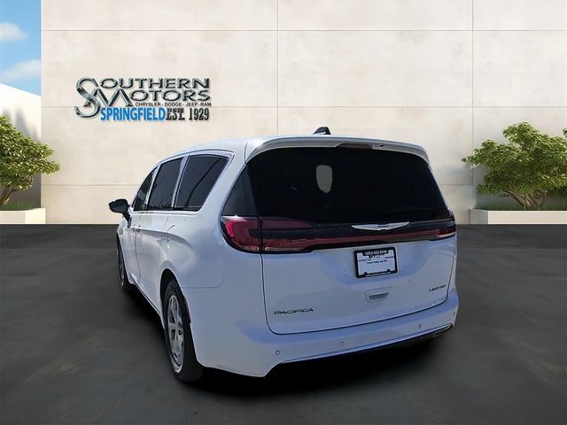 Used 2024 Chrysler Pacifica Limited FWD image 32
